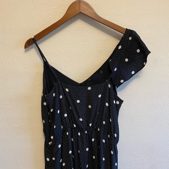 Black and white polka dot dress with ruffle front. - Picture 5 of 5